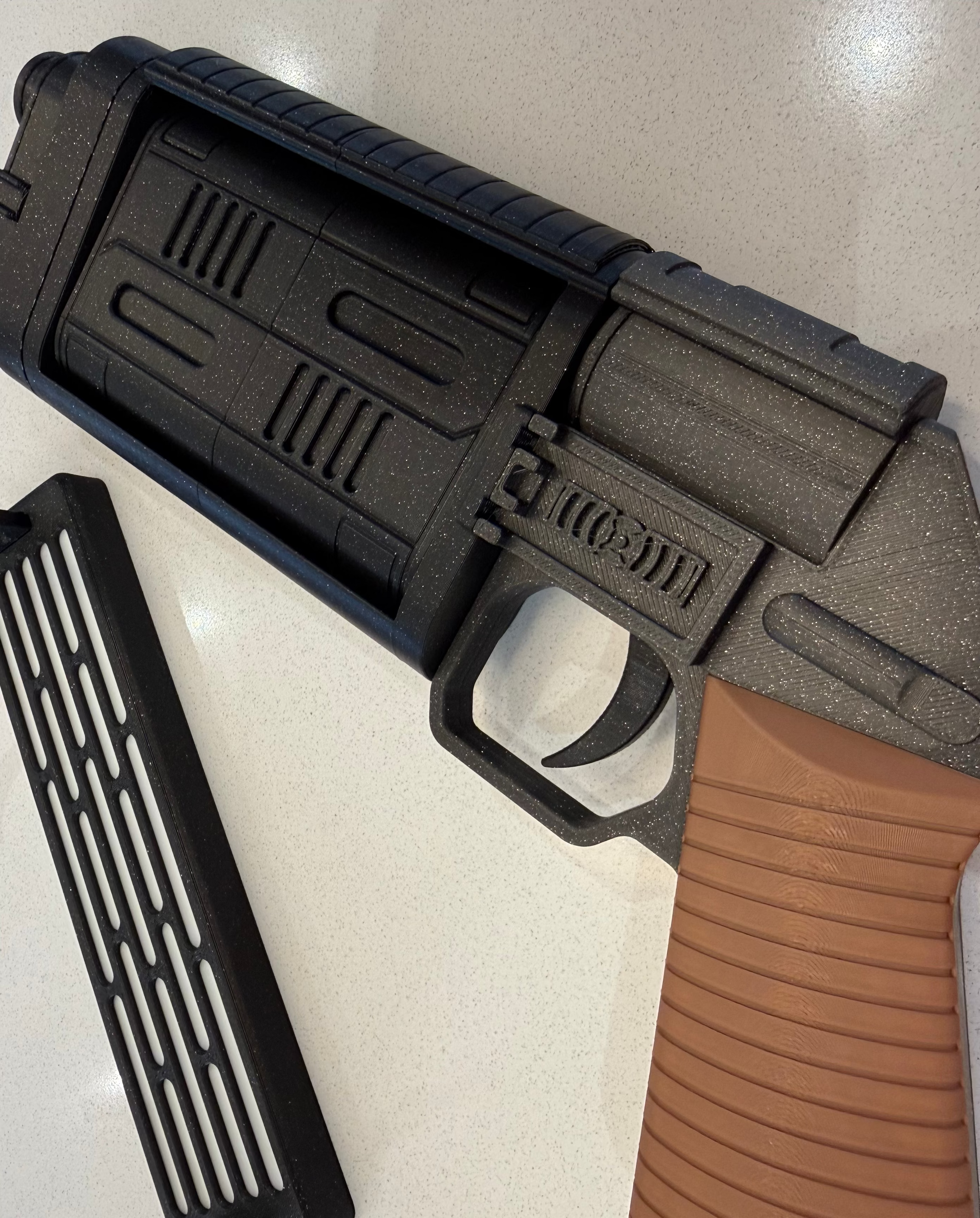 Modellbausatz des ikonischen MW-20 Bryar Blasters
