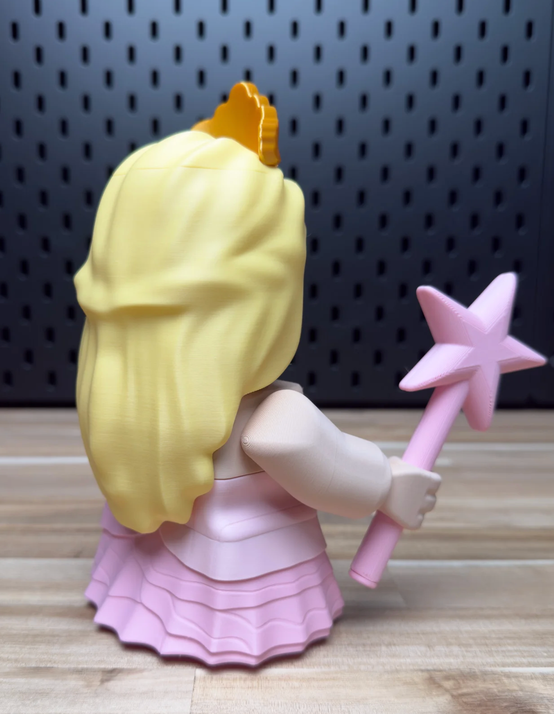 Gedrungene Glinda-Figur